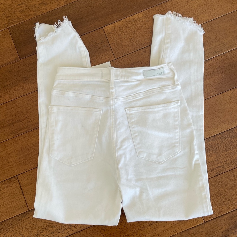 Abercrombie & Fitch Women's High Rise White Jeans - Picture 4 of 6